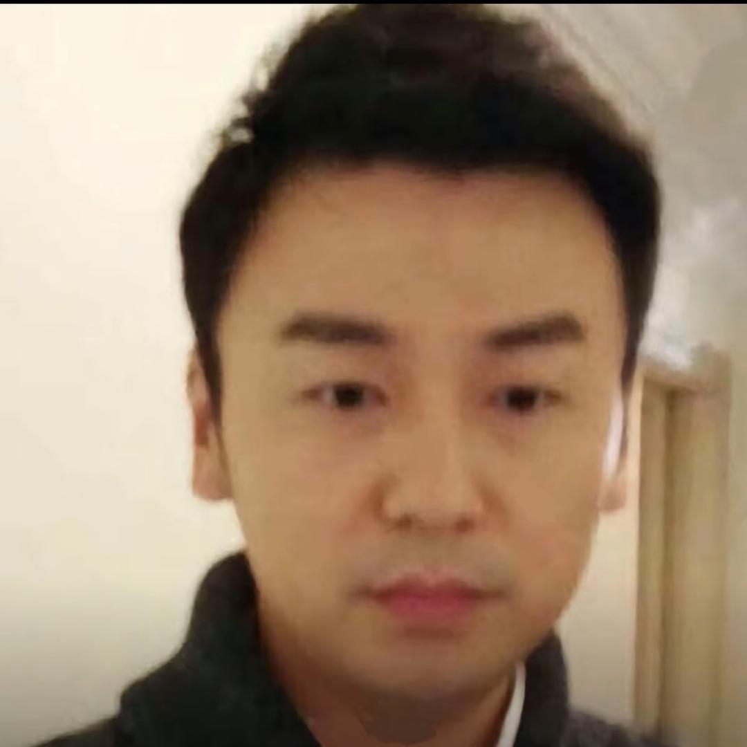 一朵风中摇曳的水仙花