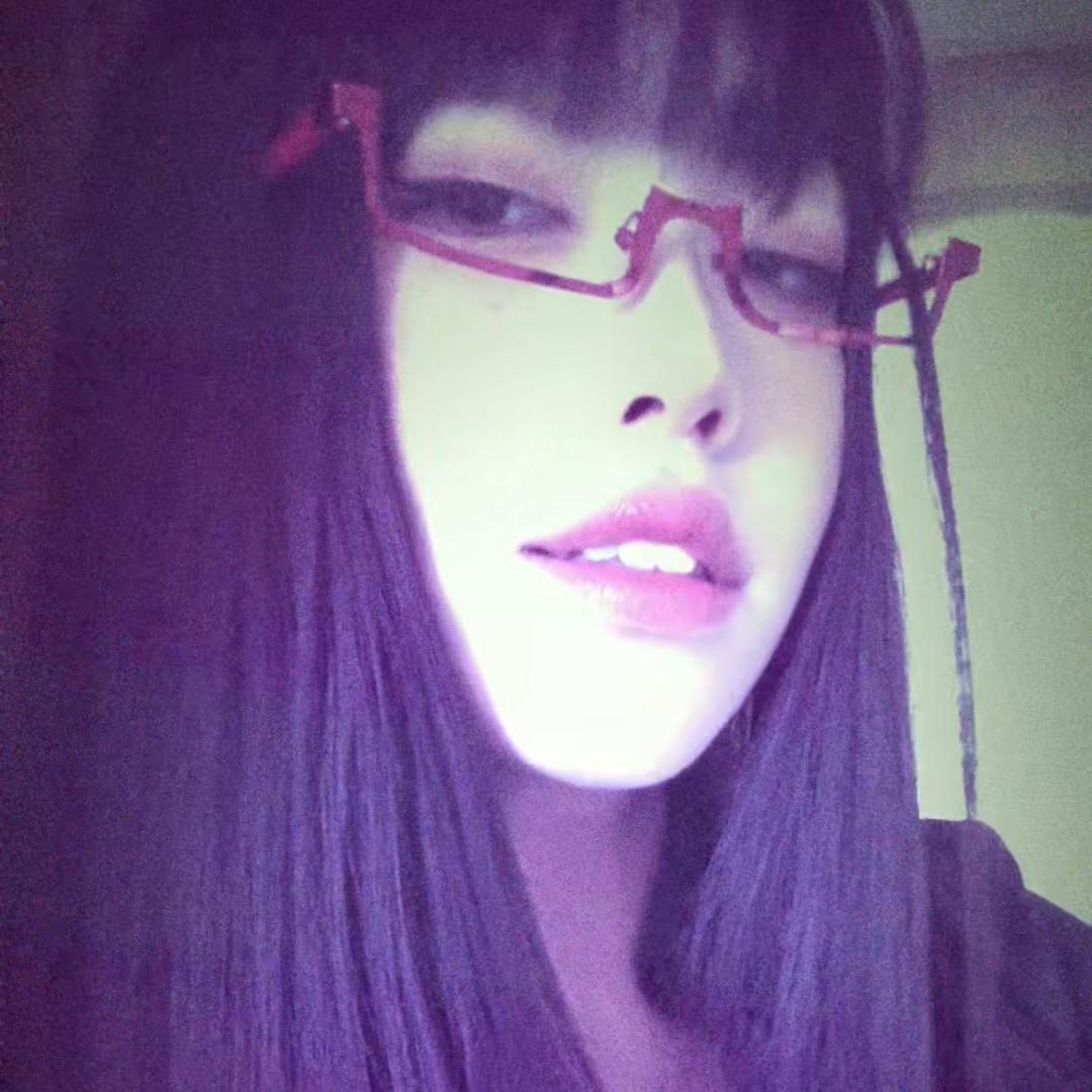 站在冰箱上的绝情女子