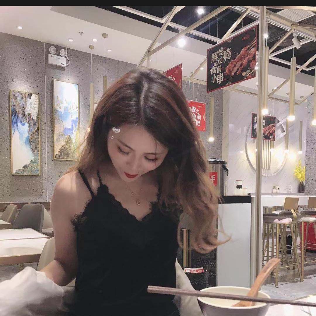 低头浅笑保持微笑