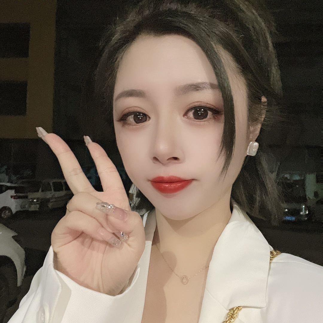 低调的女发型师