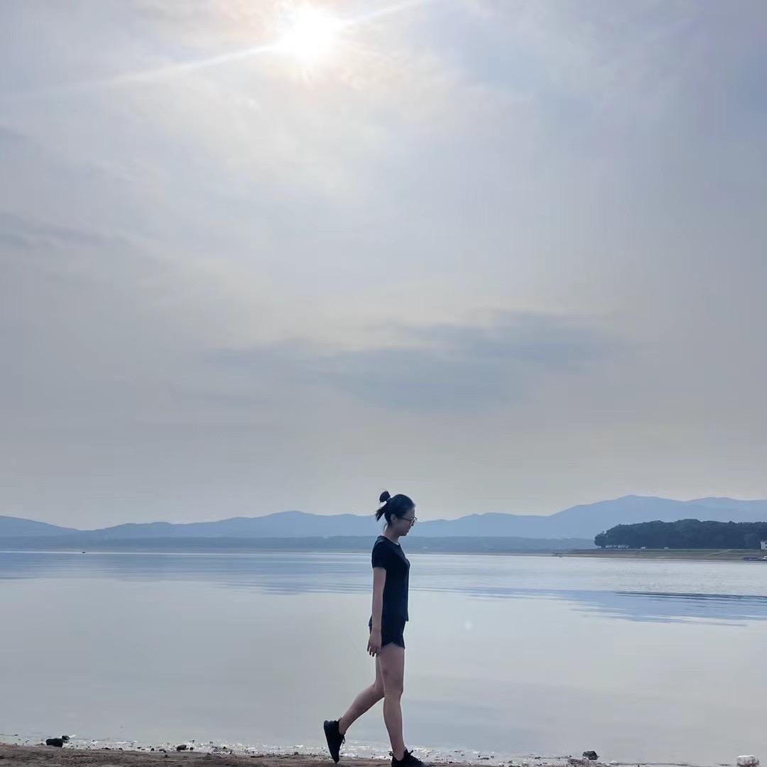 王默默妮