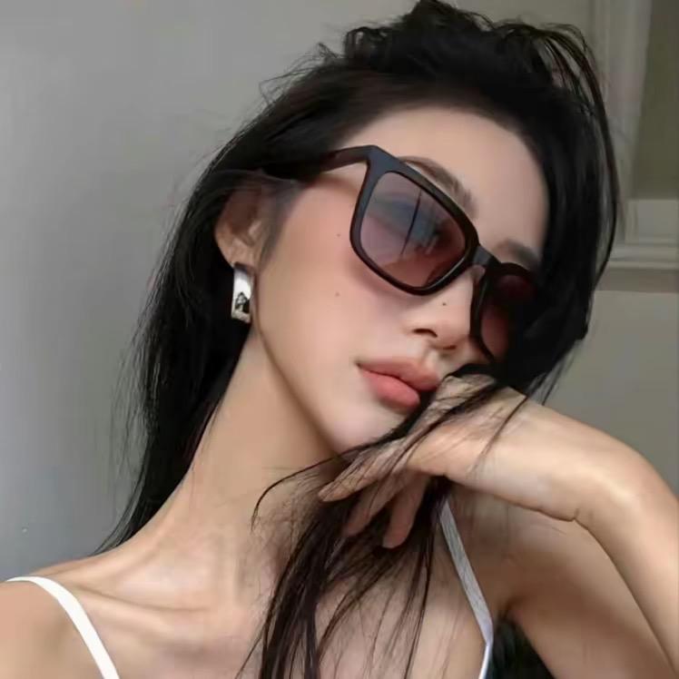依依.