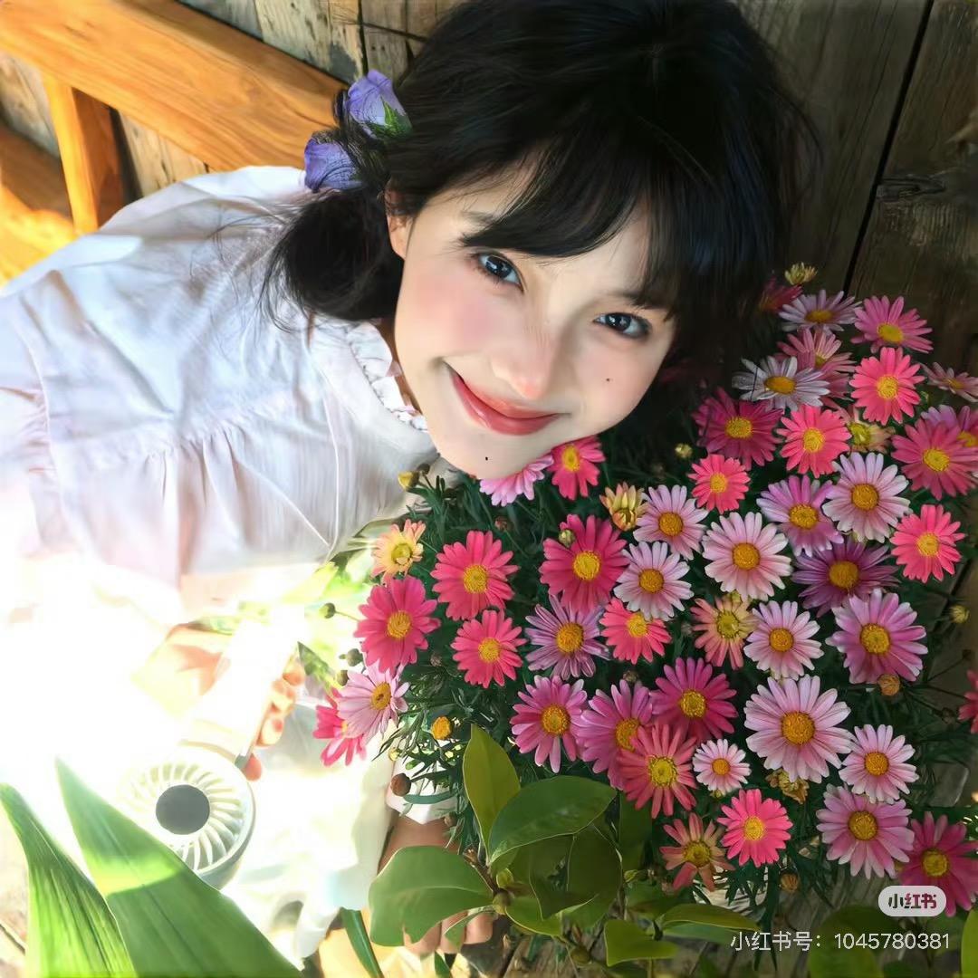 55岁爱吃菠萝的美艳女人