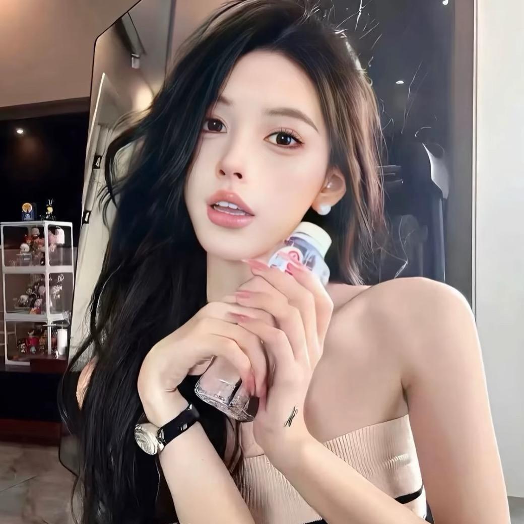 茜.