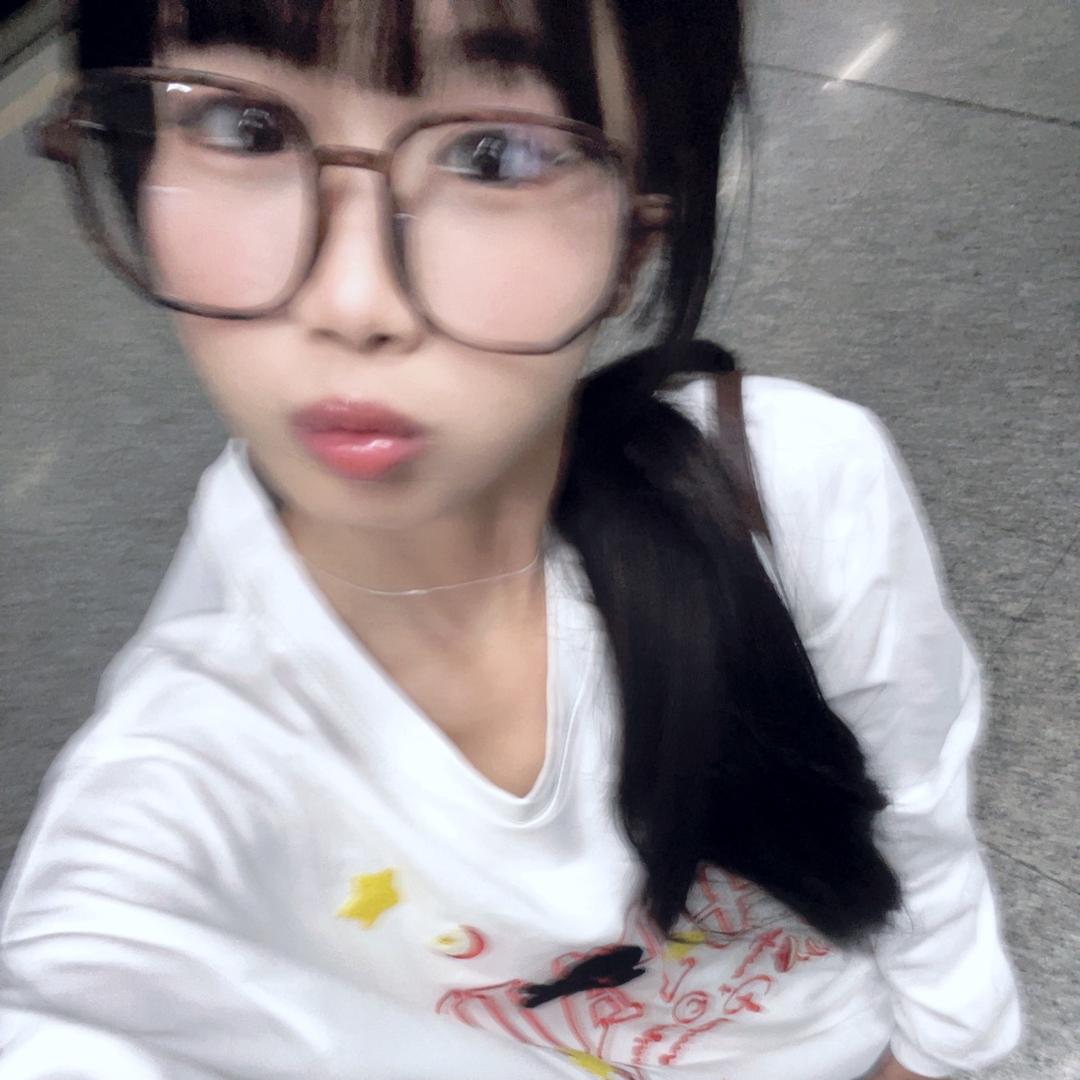 美女也会emo