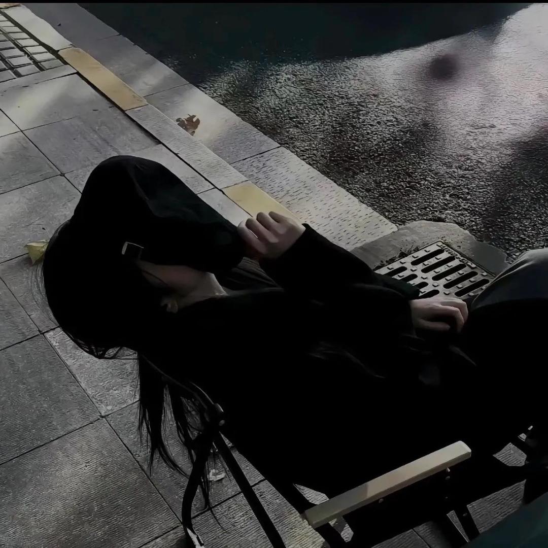 淋雨中……