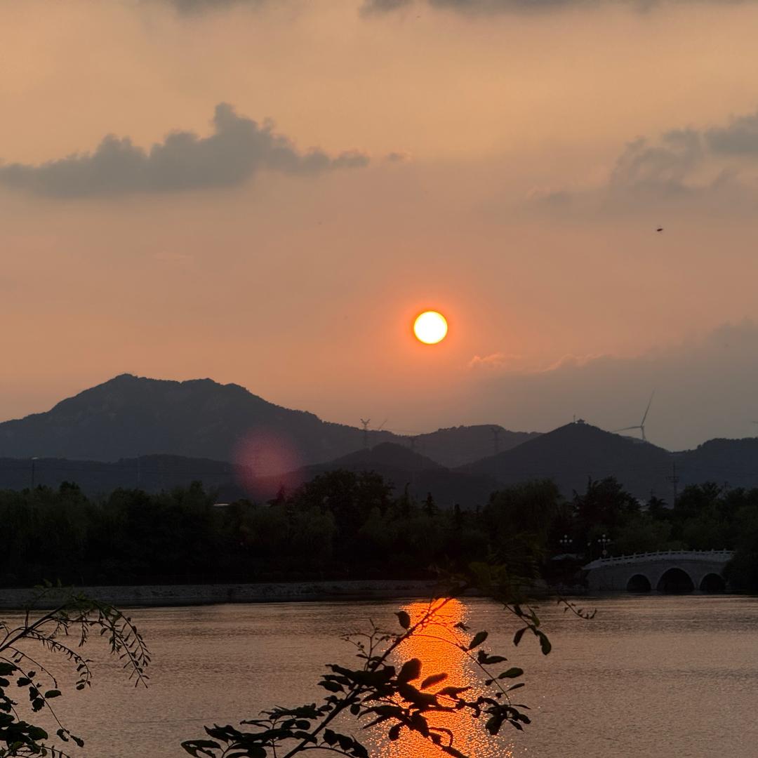 除夕夜街头即将放飞理想的有志青年