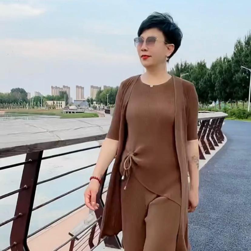 欧彩菲服饰店亮衣坊