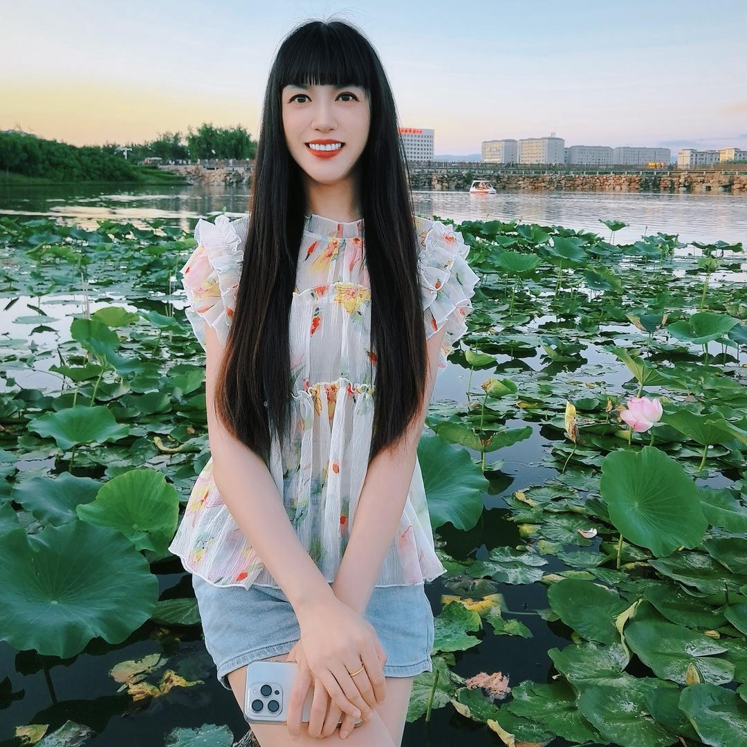 一只长颈鹿。