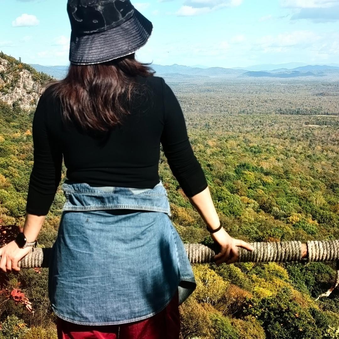 望着窗外抽烟的女人