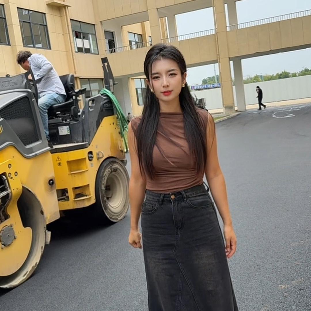 沥青摊铺李冰冰