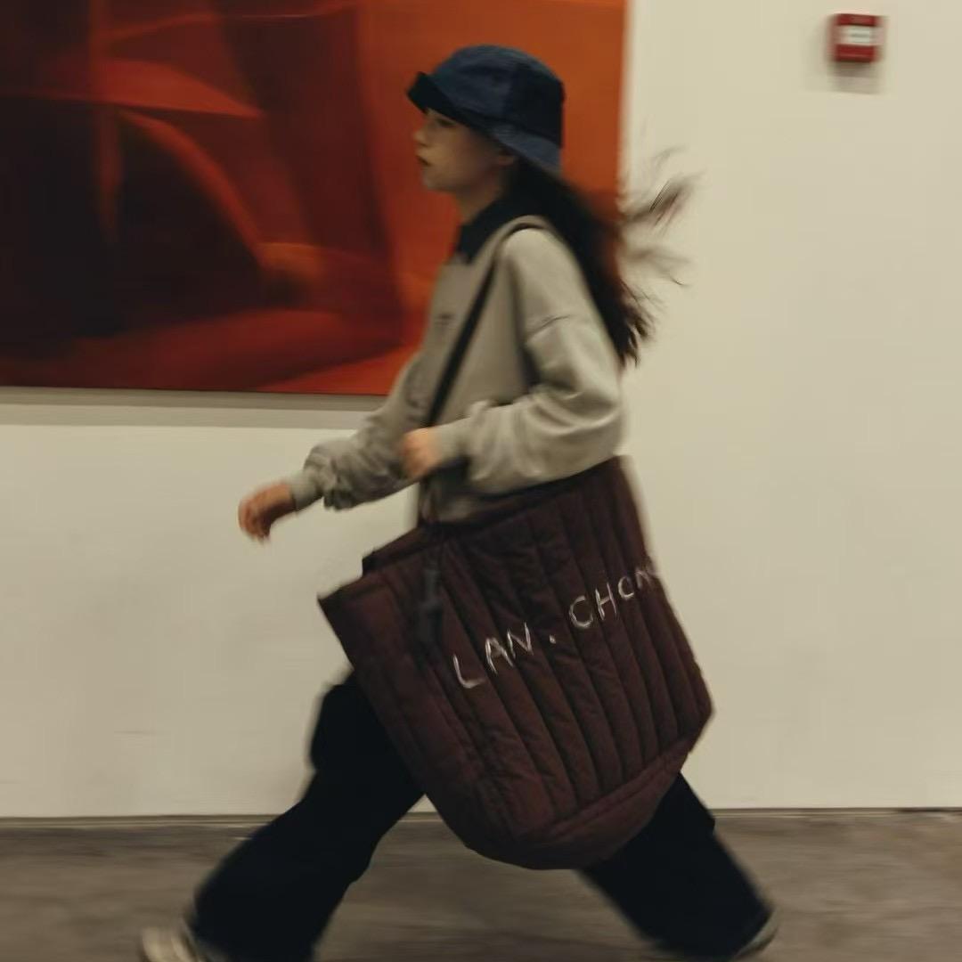 卖童装的“美少女”