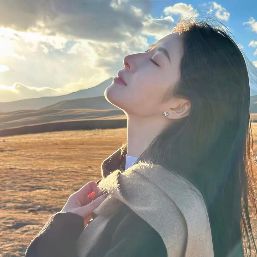 卡洛琳婚纱～霞霞