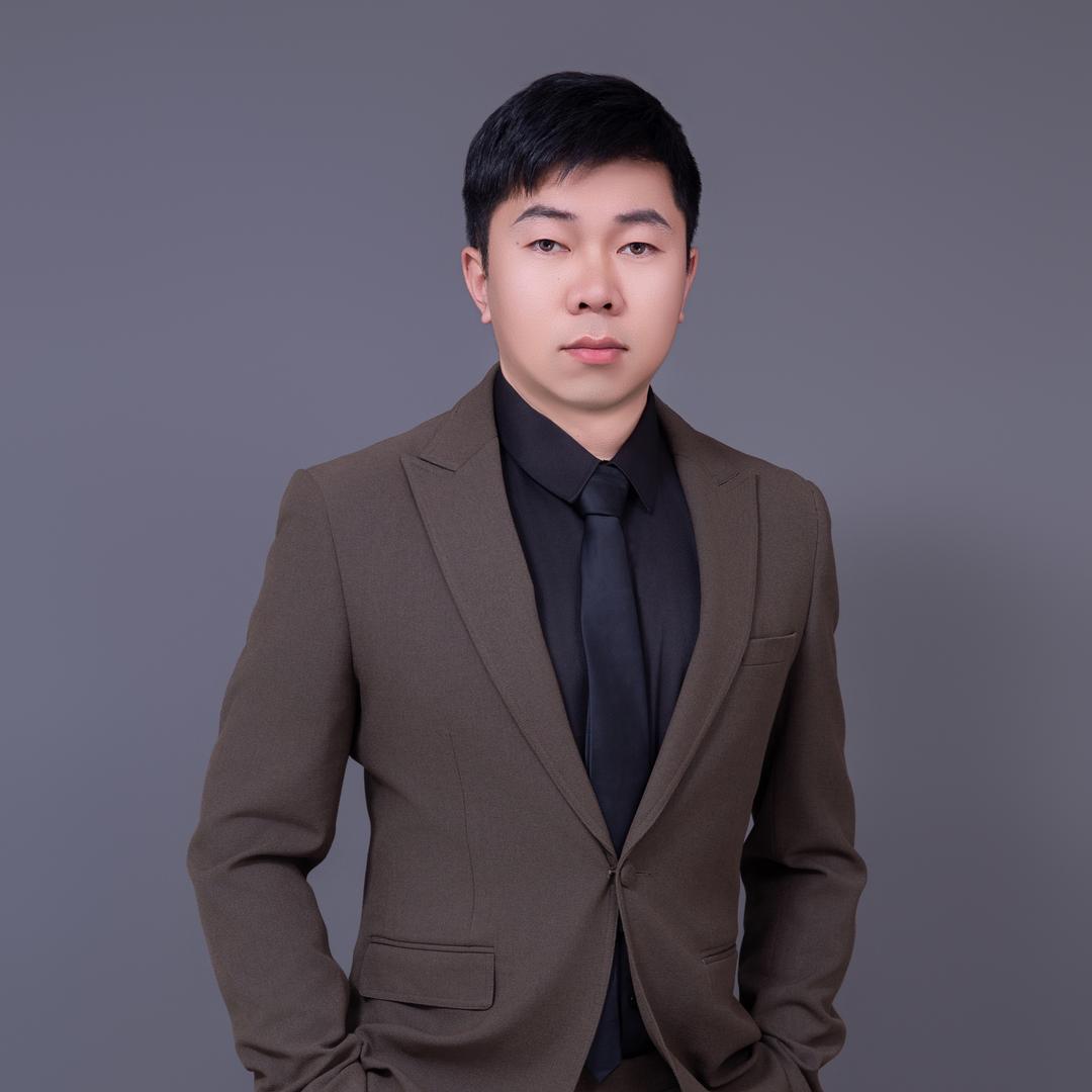 信奥教练王老师指写代码