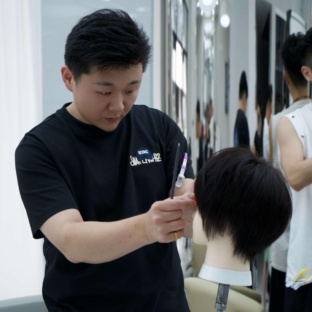 北京阿亮发型设计