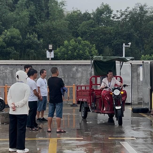 镇雄三轮车快考小莎教练