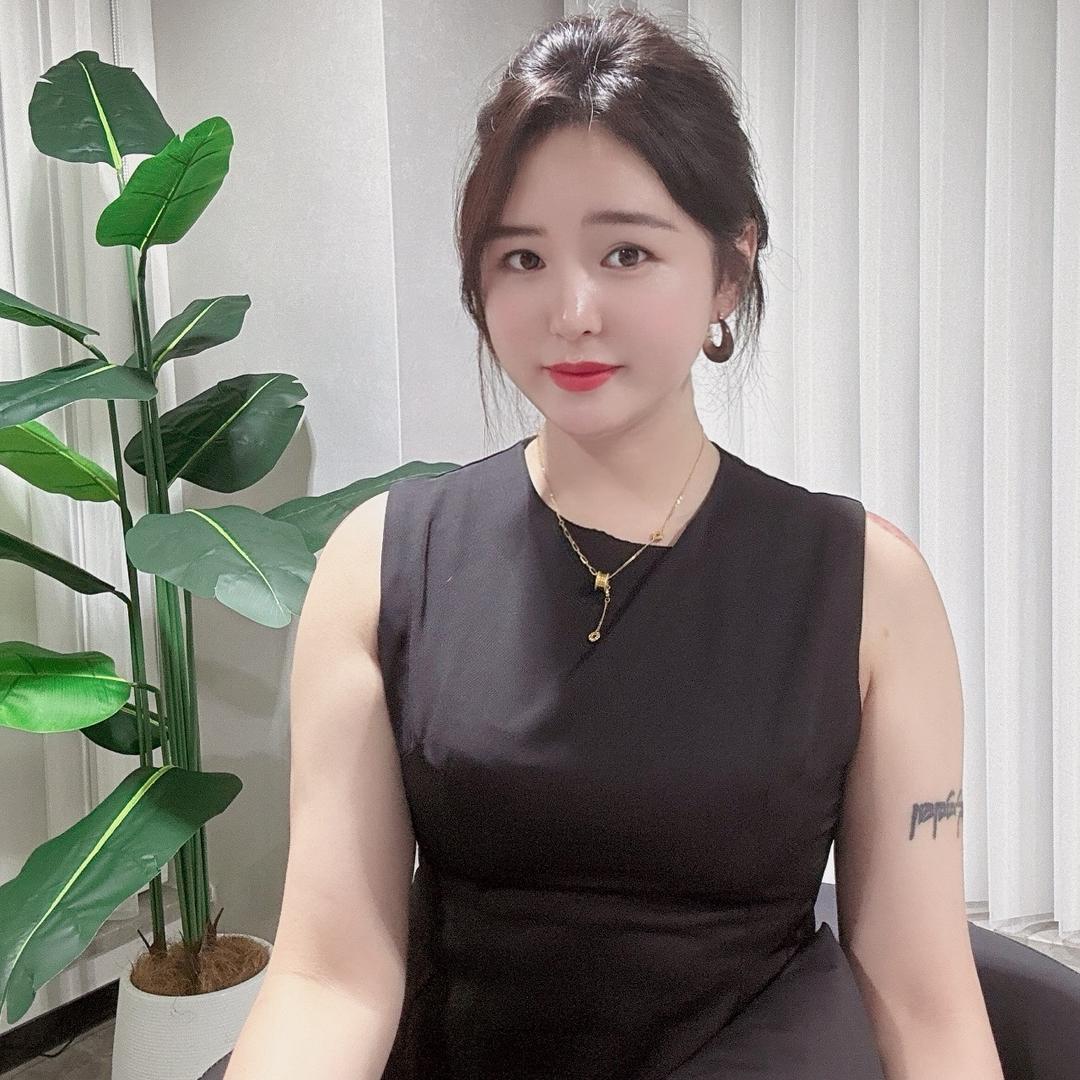 汐遇野生眉高大漂亮