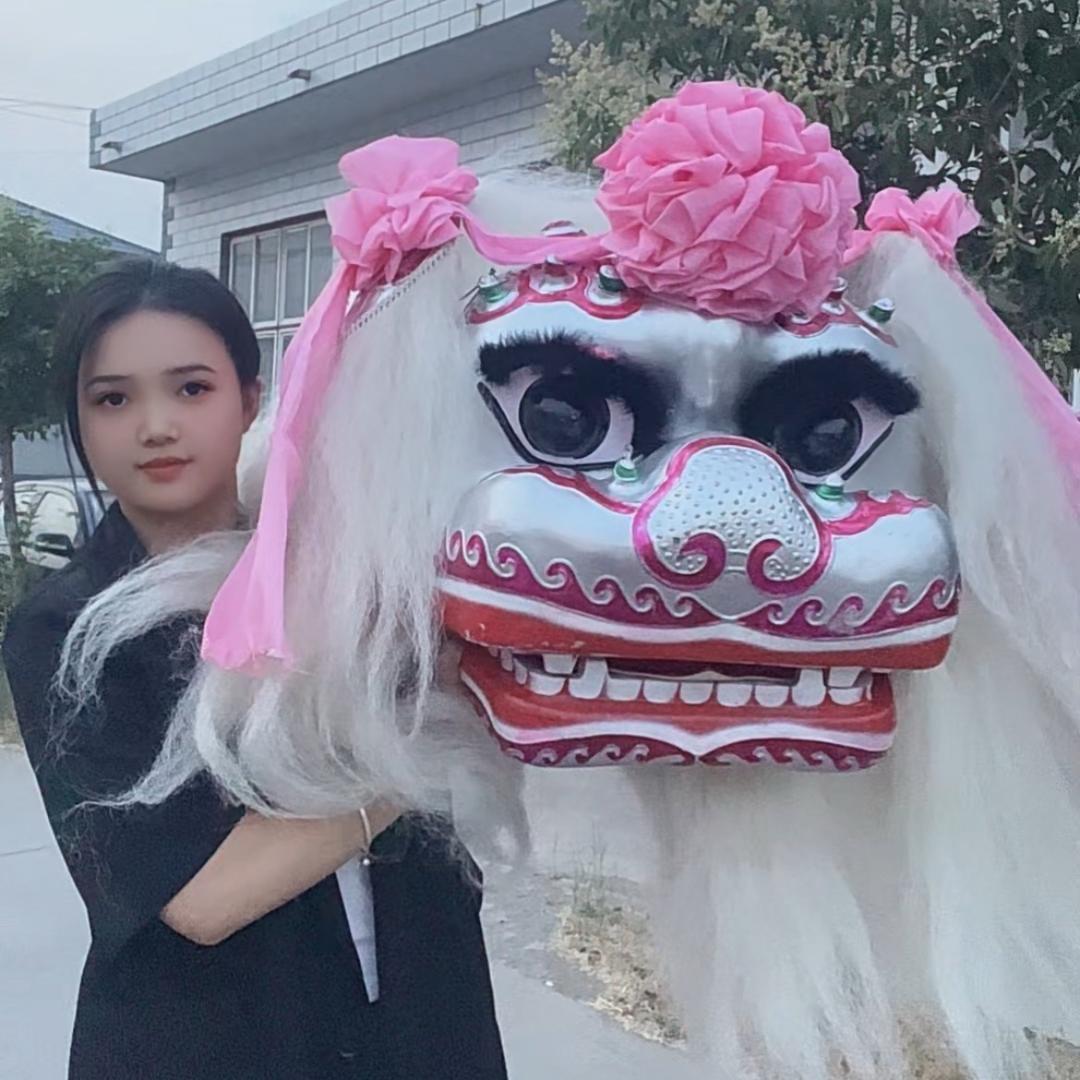 辉县小白狮舞狮