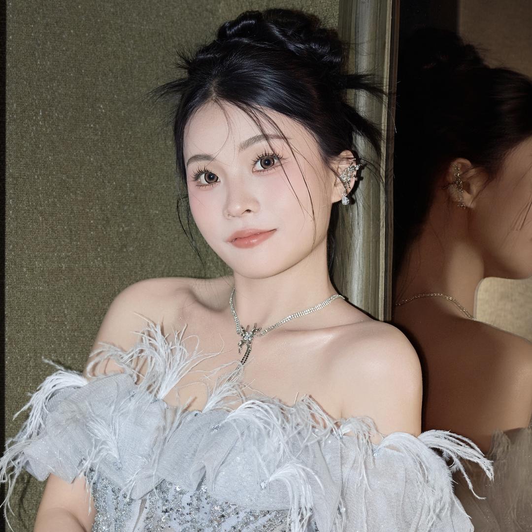 老二打金店弟媳  婷
