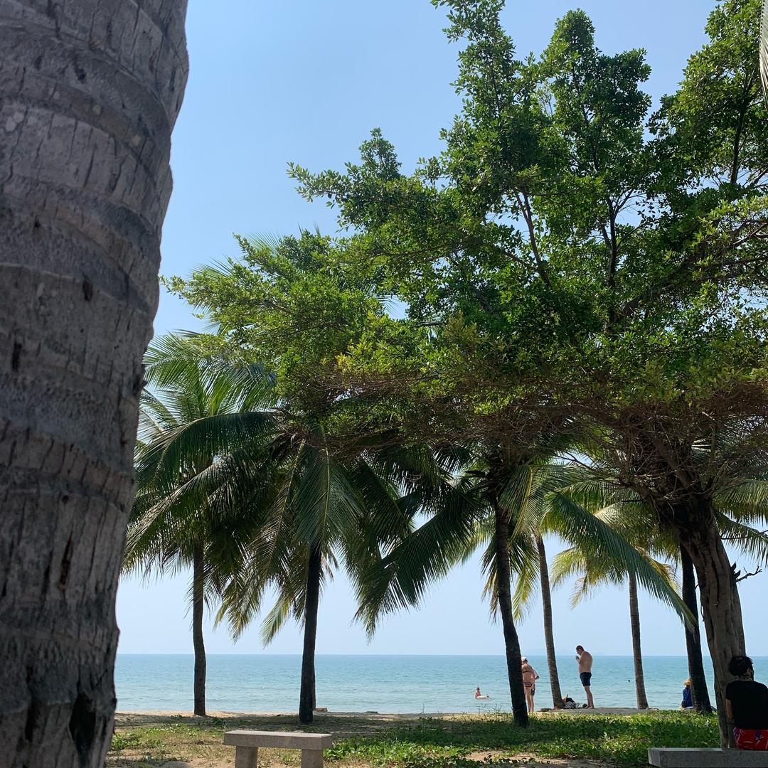 在黄昏贩卖日落。