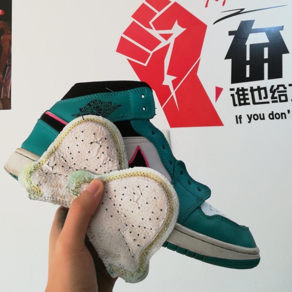 项师傅修鞋