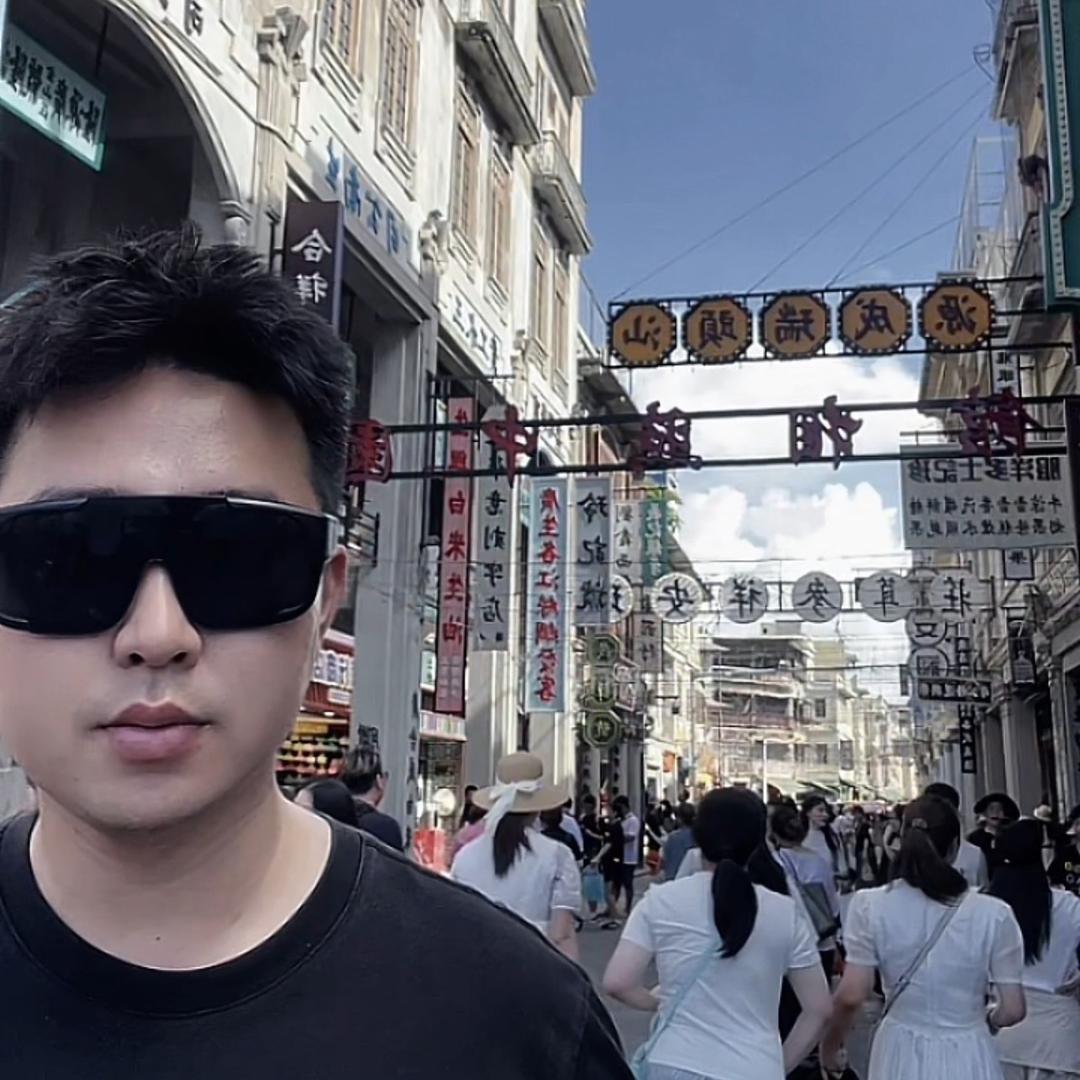 不是帅哥是二ge（谭）。