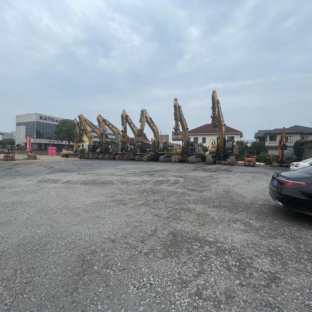 把挖机当饭吃，卖挖机小哥