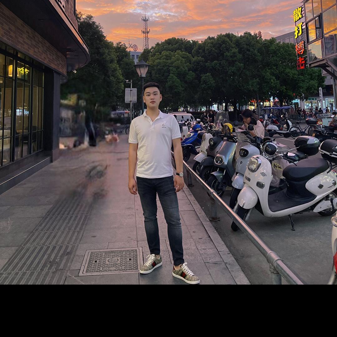 人不红但是命硬。