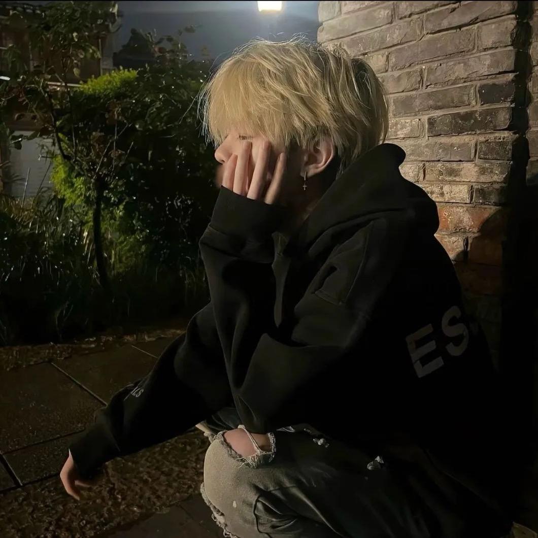 香香软软柔弱内向的小女孩