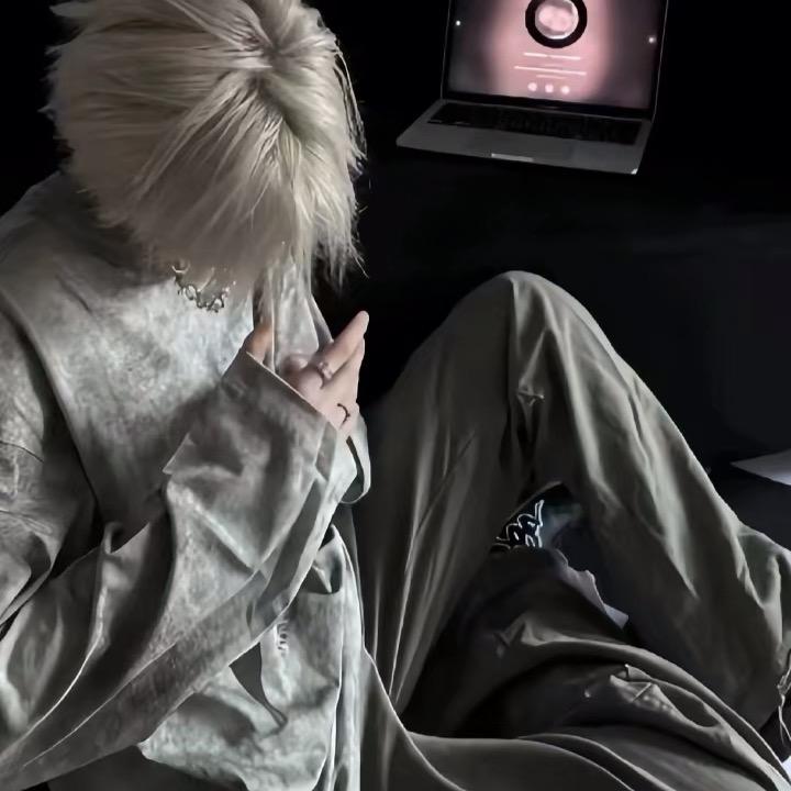 小^逸煜．