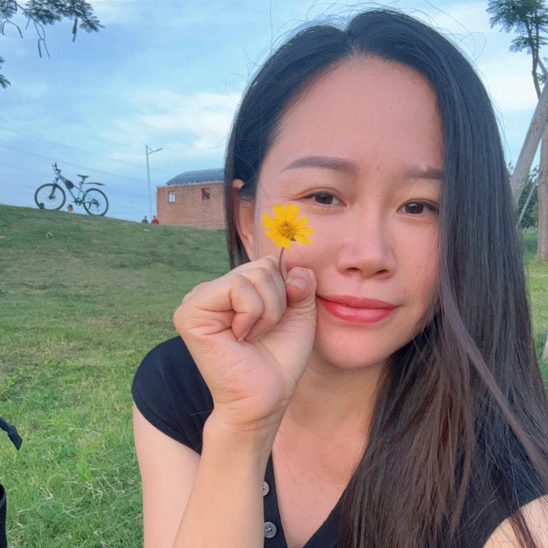 做烤肠的谭姑娘