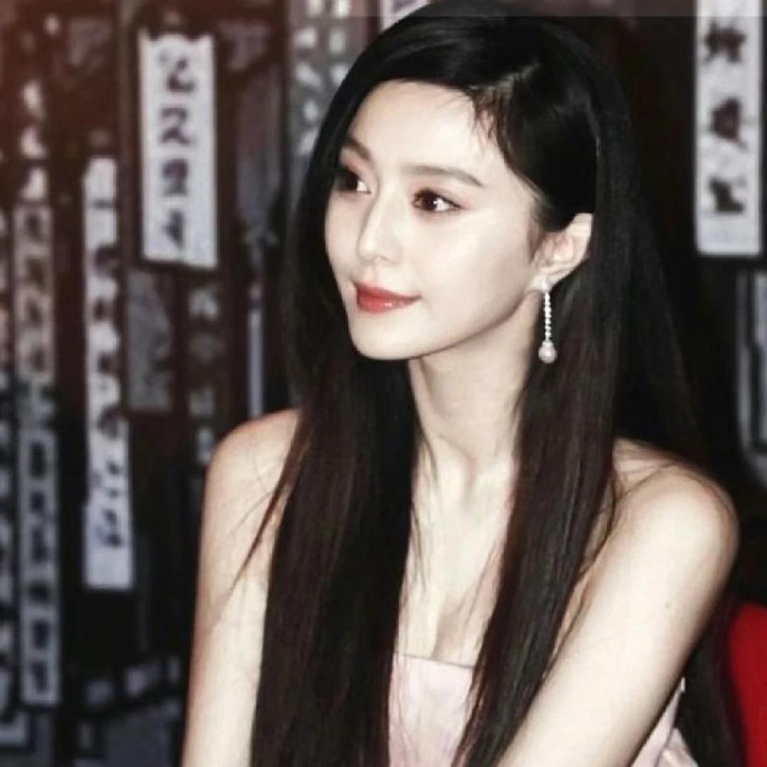 连告别都双手插兜的女人。