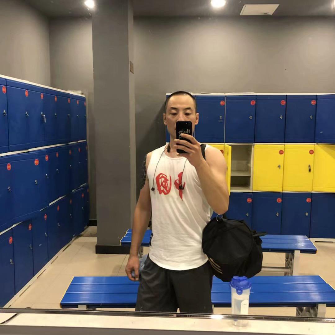 冰箱上的男人