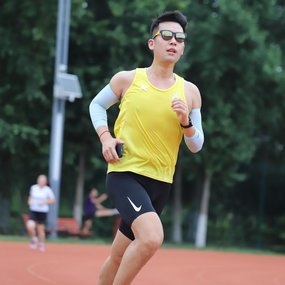 奔跑银行小哥哥