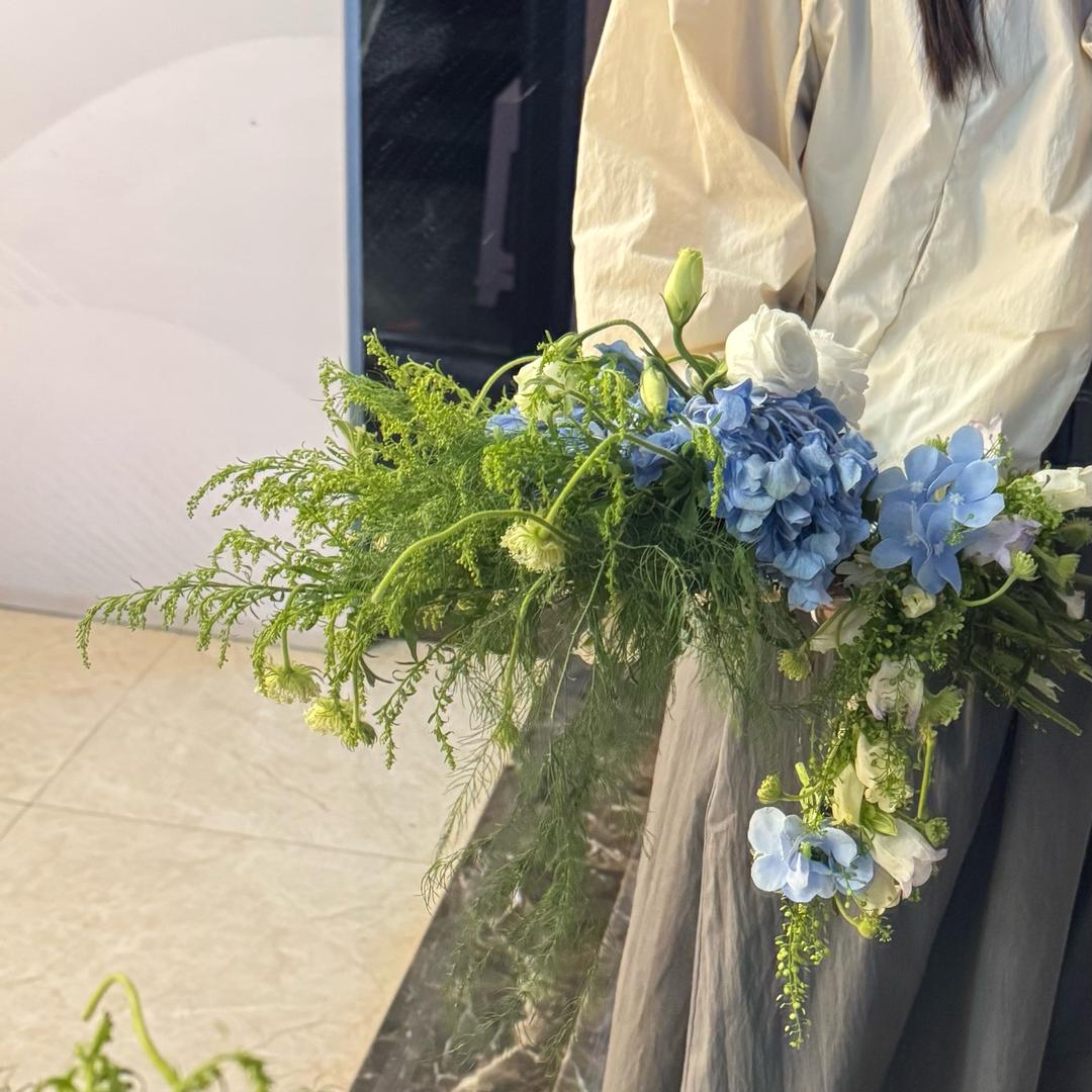 会一点化妆的周某