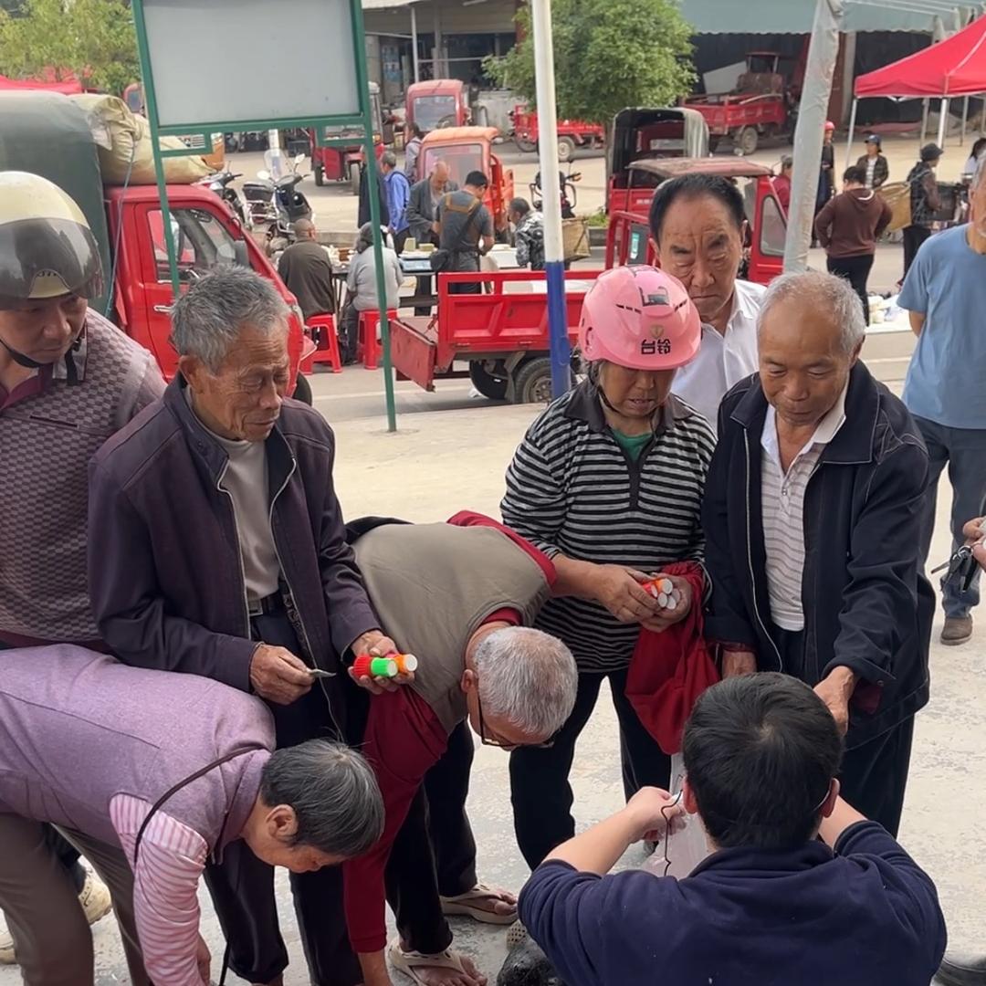 小何摆摊的日常生活