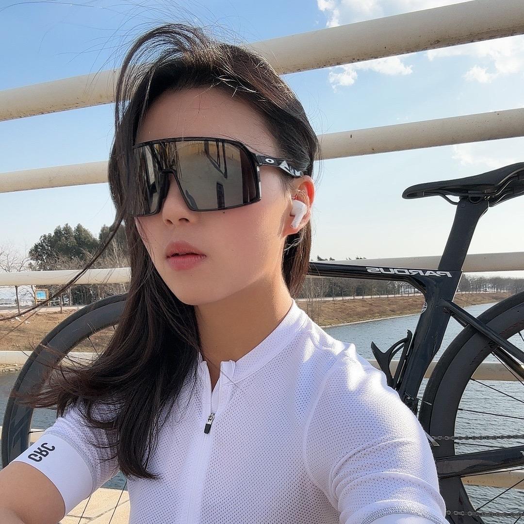 骑车的小阿姨