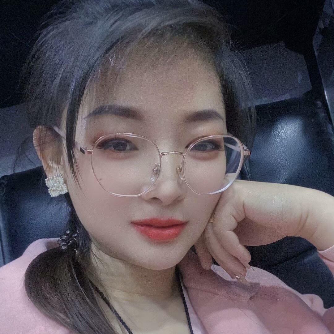 《小龙服饰》4楼电梯正对面