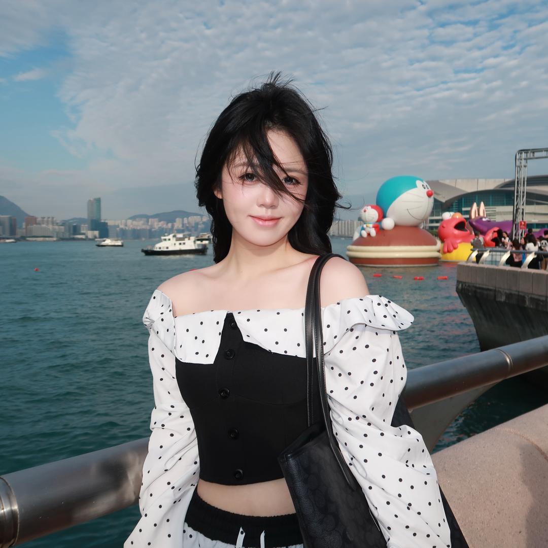 蕴子吃一口芝士