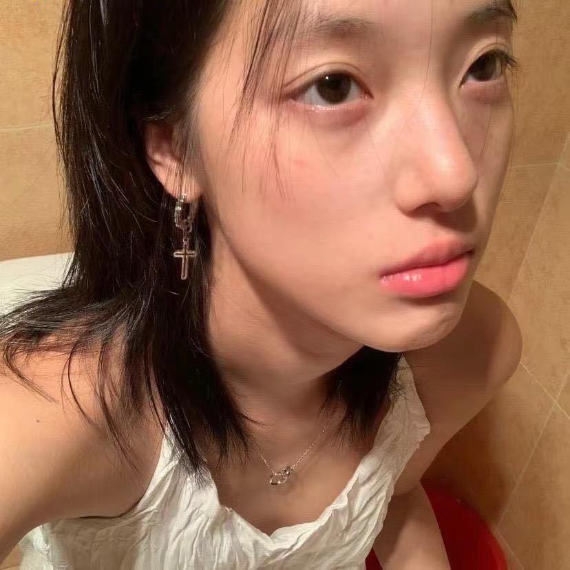 你的脸红了