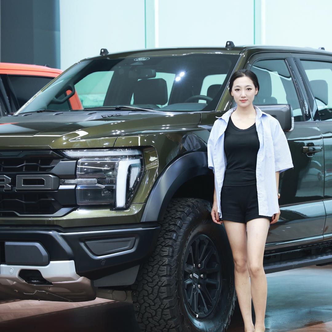 卡泰驰|玩猛禽的小丽