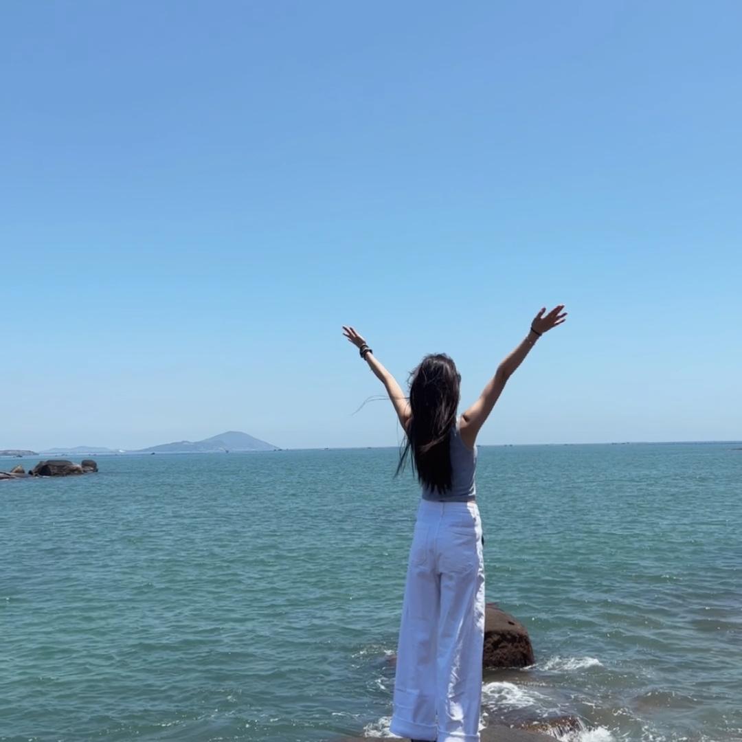 吃草莓的草莓熊