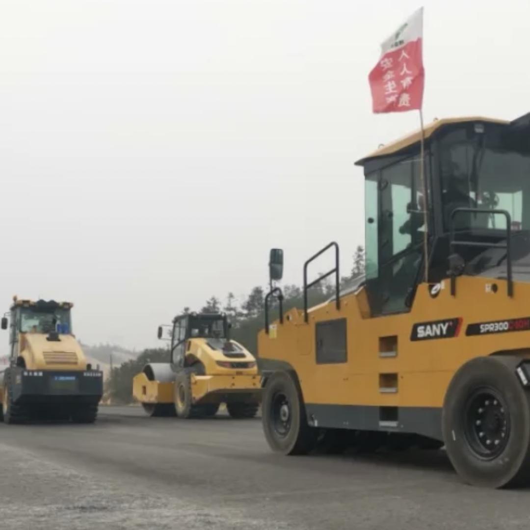 呈兰沥青摊铺