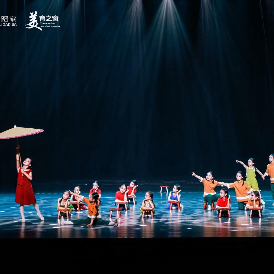 雅贝少儿艺术老师