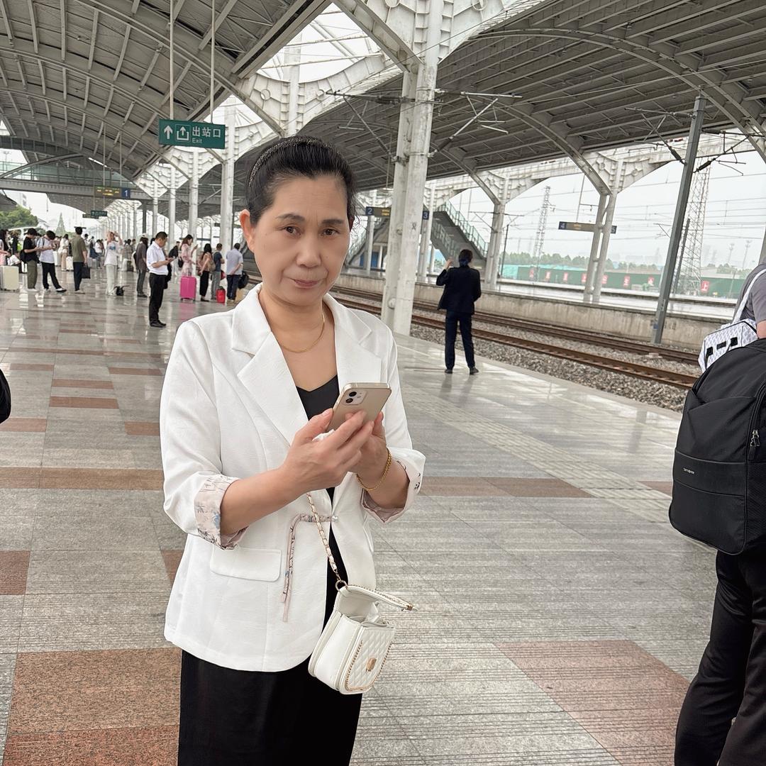 村里有个姑娘叫小芳