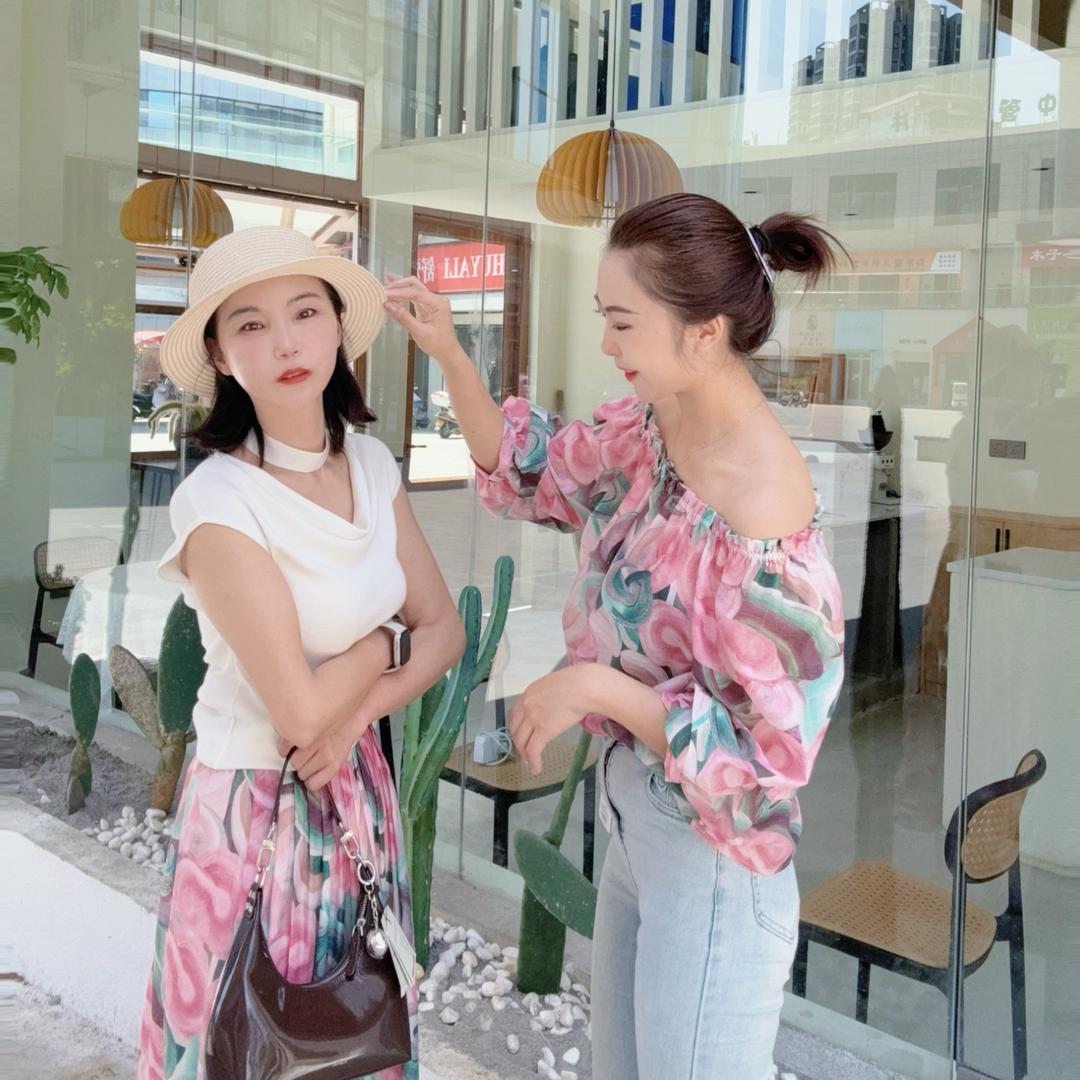 在贞丰做品质女装的双胞胎母女