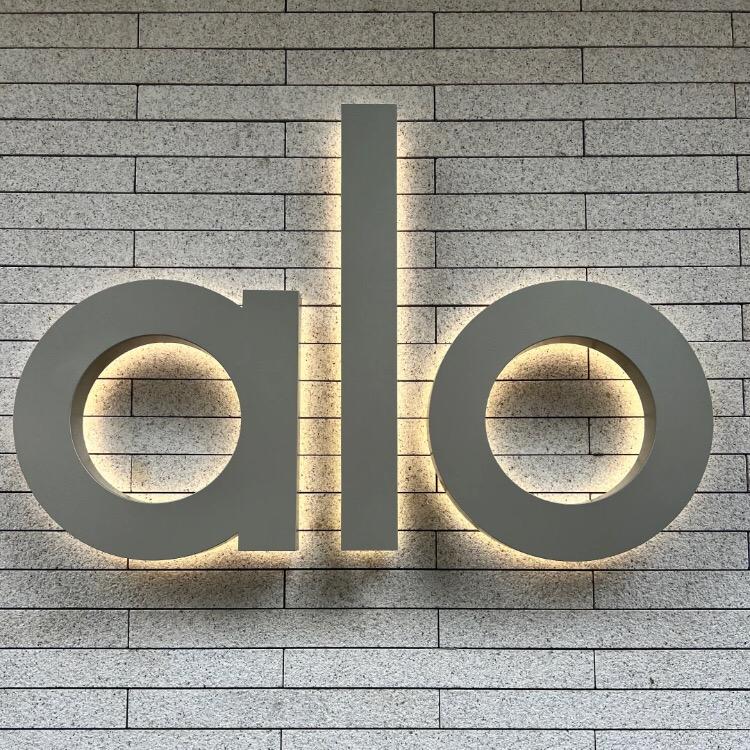 alo服饰店