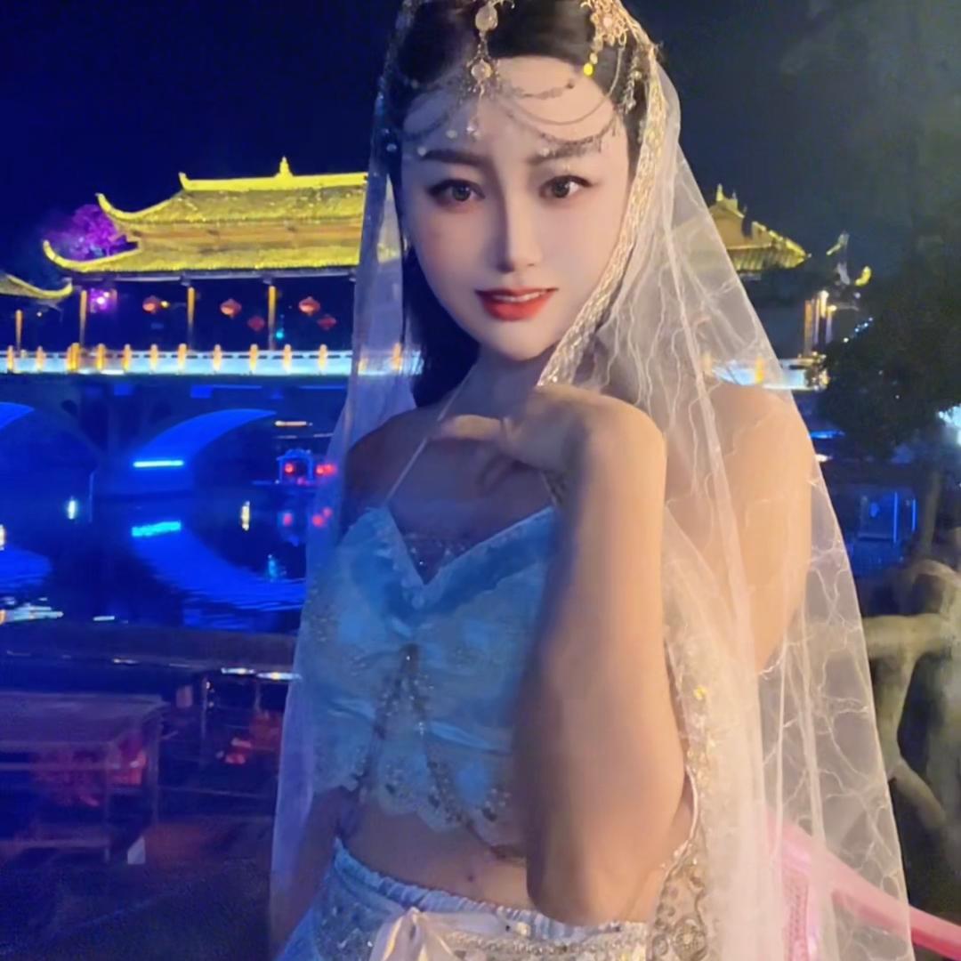 大美娜(人间清醒多爱自己)