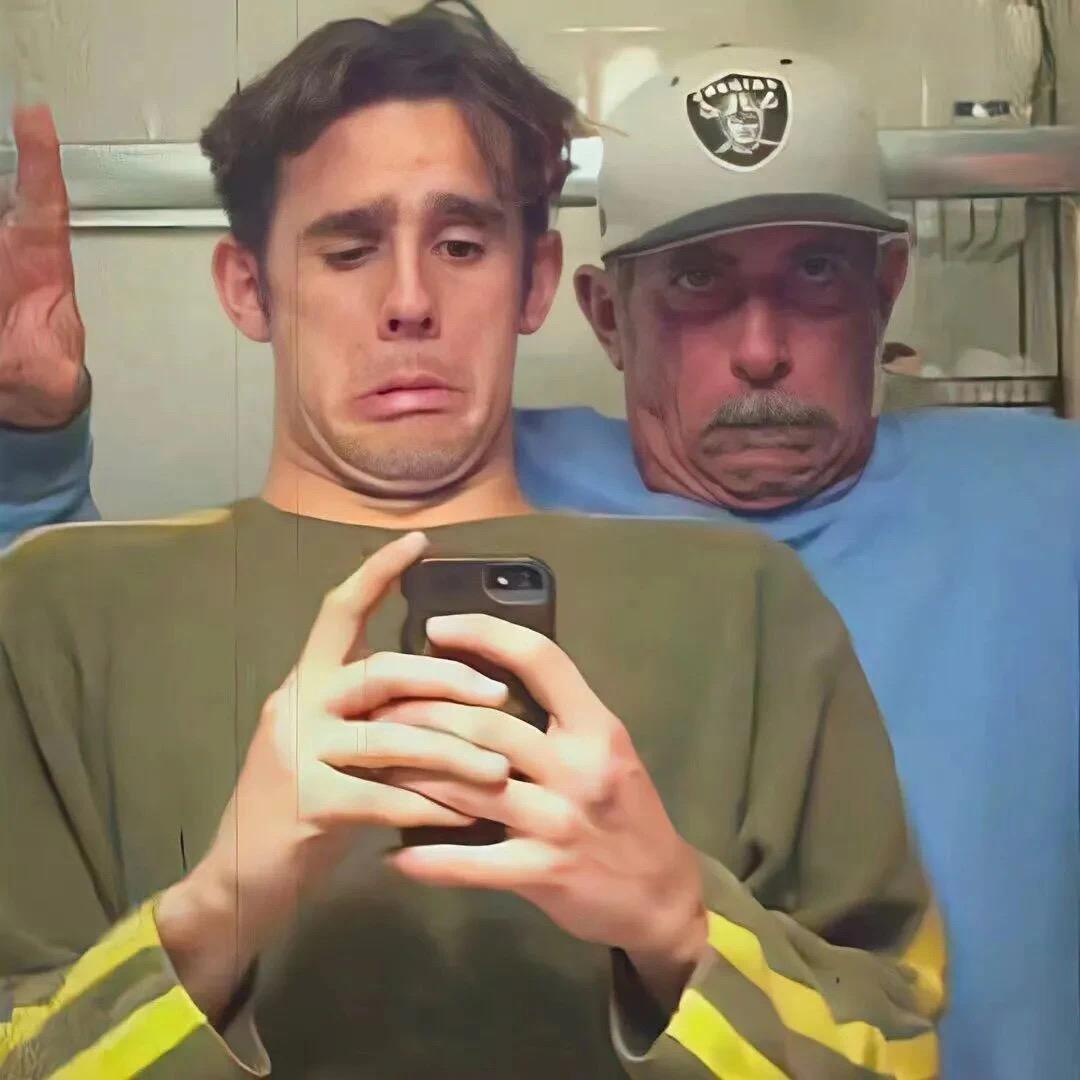 👽