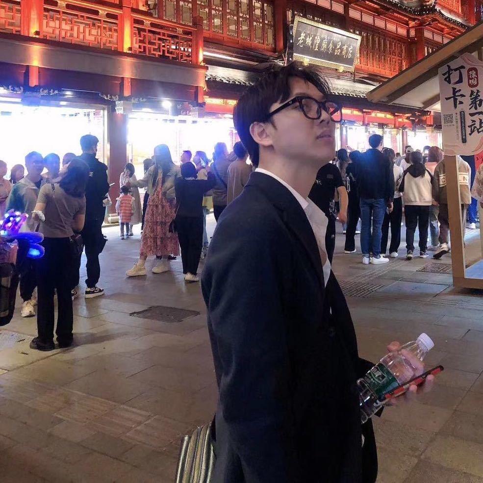 郑默成（鹦鹉主理人）